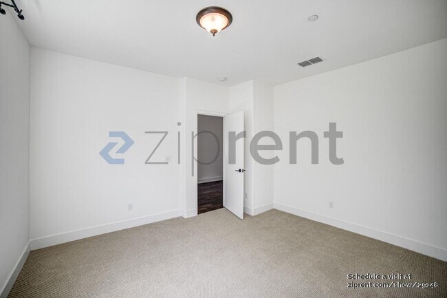 Building Photo - Unit