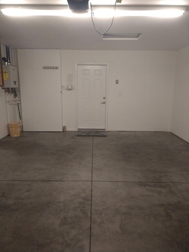 Building Photo - Gorgeous 3 Bed 2 Bath Clarkston Townhouse ...