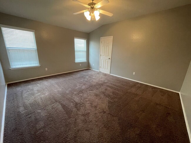 Building Photo - 6200 Suellen Ln