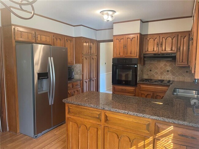 Building Photo - 5416 N Richland Creek Rd