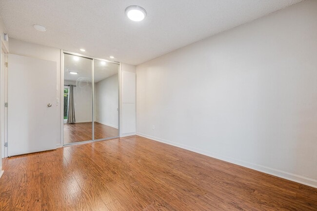 Building Photo - Sweet & Cozy 2/1 condo available in Mt. Park with covered parking, in-unit laundry, outdoor pool ...