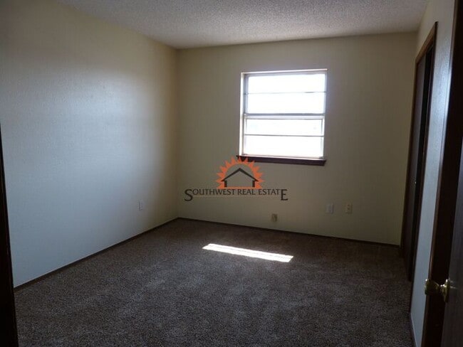 Building Photo - Spacious 2 bedrooms 1 bathroom Apartment.