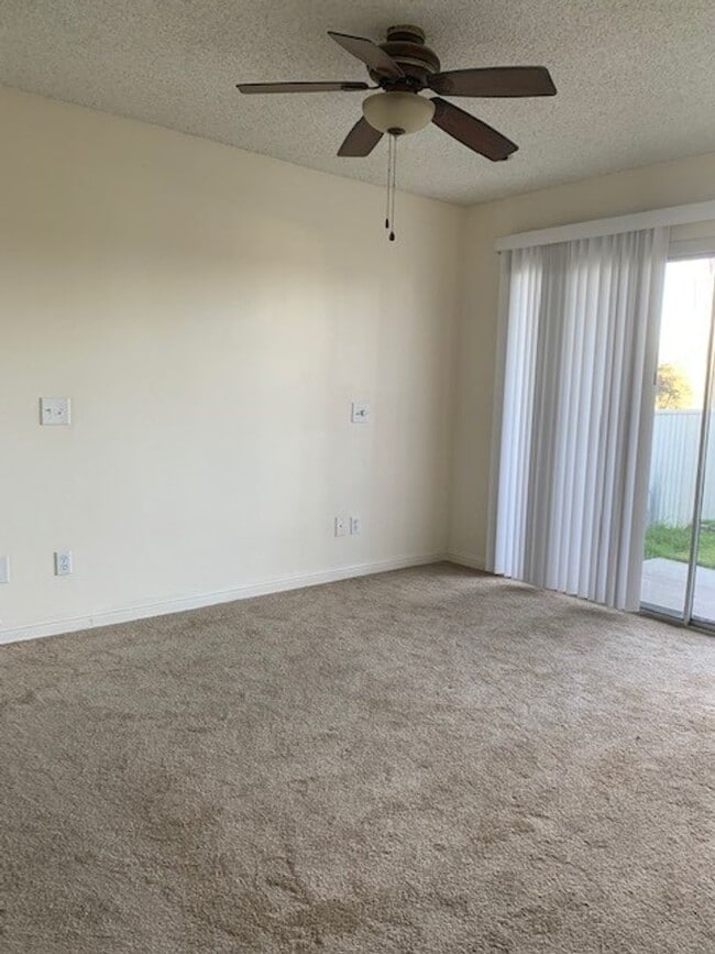 Building Photo - Charming 2bd/2.5 bath!  1 car attached gar...