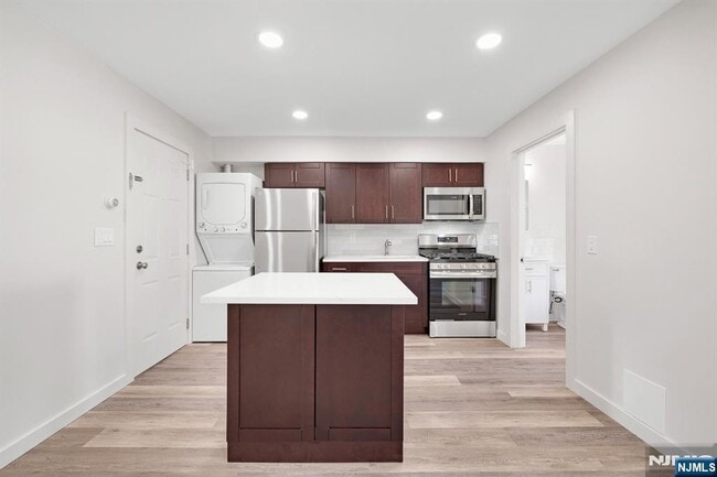 Building Photo - 561 Broad St