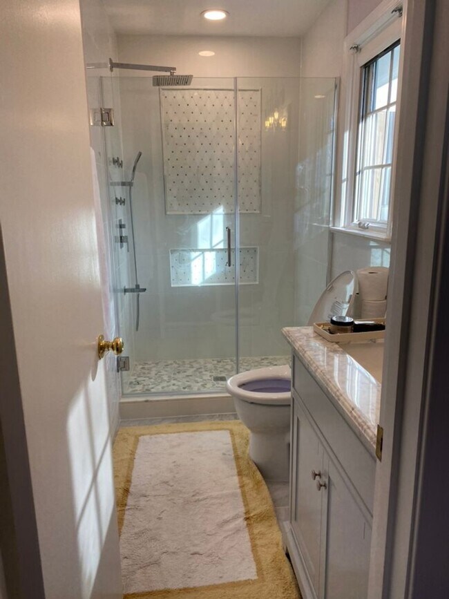 Building Photo - Gorgeous, fully remodeled 5 bed 3 bath centrally located in Great Falls