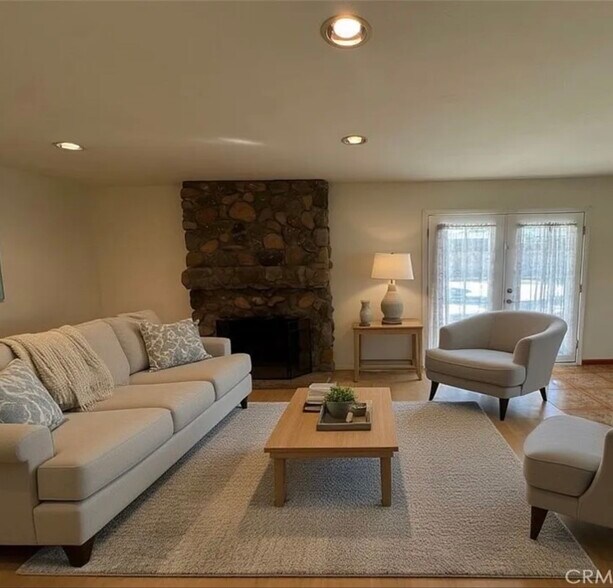 Building Photo - 979 N Gardena Ave