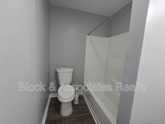 Building Photo - 909 Gaines Ave