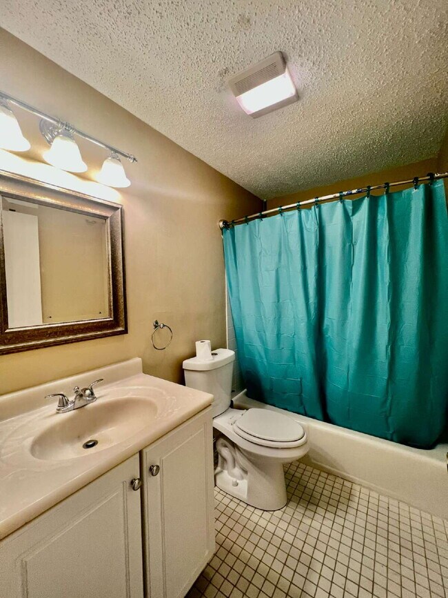 Building Photo - 1 BED/1 BATH TOP FLOOR CONDO UNIT HEAT/HW INCLUDED