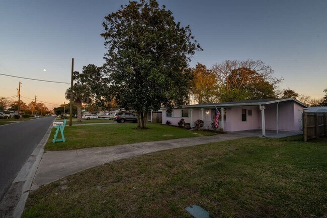 Building Photo - 106 N 17th Ave S