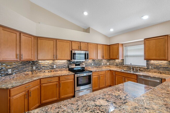 Building Photo - Exquisite Huntington Hills Golf and Countr...