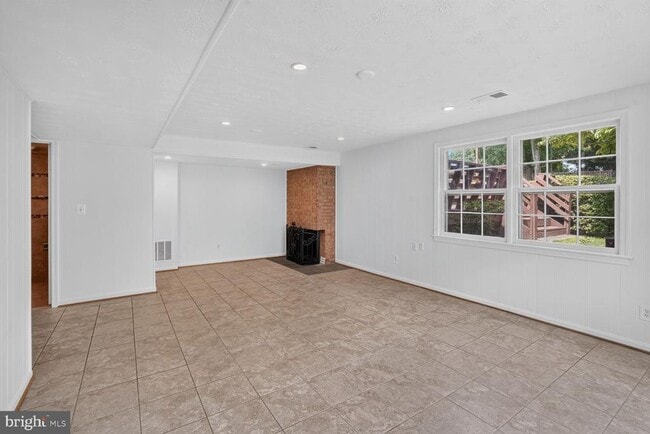 Building Photo - 6035 Chatsworth Ln