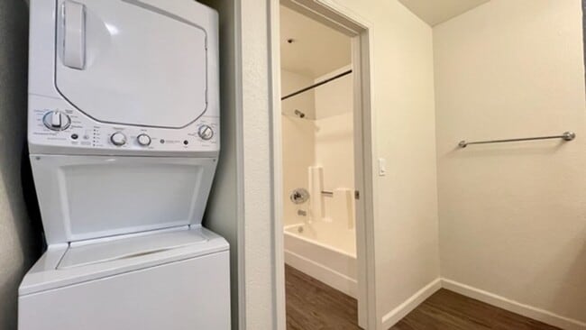 Building Photo - 2 Bedroom + Loft Condo in Parkwood Village