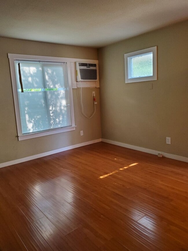 Building Photo - Charming 3 bed / 1 bath Apartment by Downtown