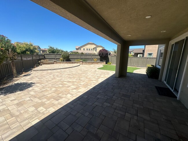 Building Photo - Huge Tracy Dream Home!