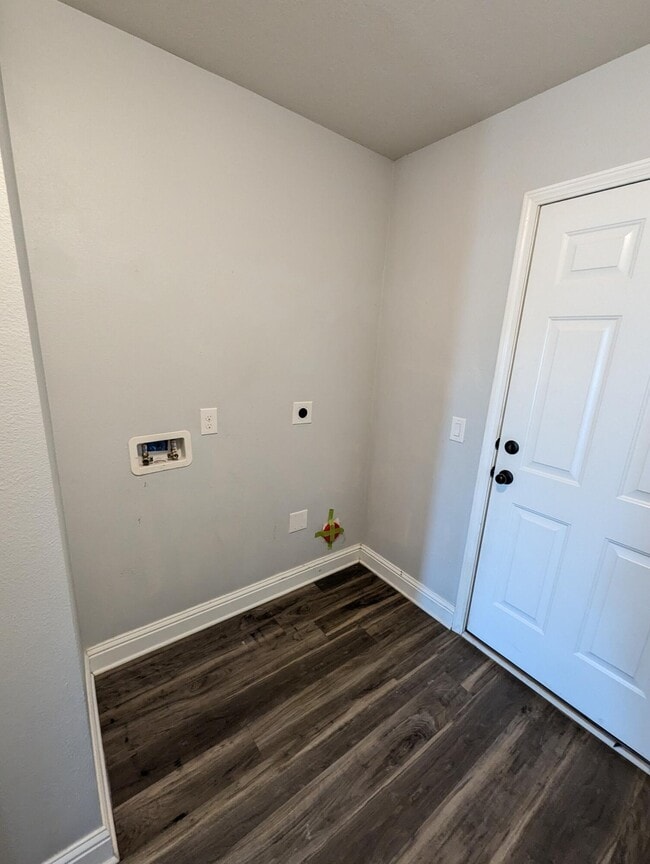 Building Photo - 2401 Spur Ln