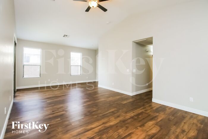 Building Photo - 691 E Daniella Dr