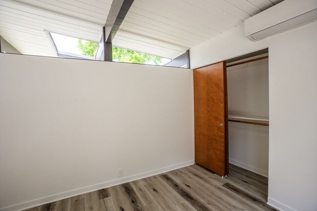 Building Photo - 814 E Ferndale Ave
