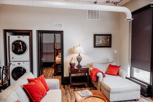 Building Photo - 275 S Limestone