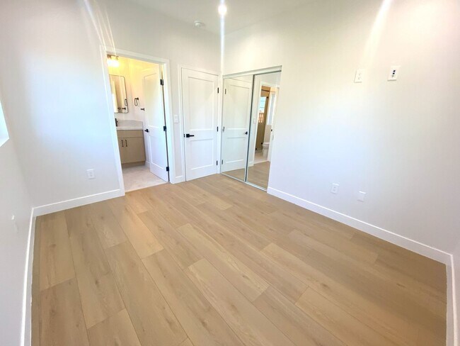 Building Photo - 4641 W 130th St