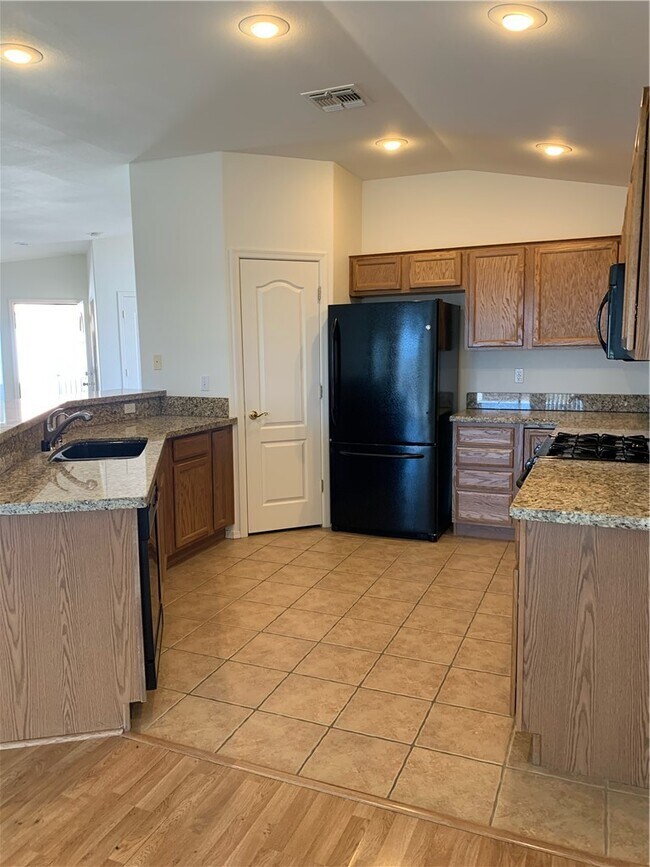 Building Photo - 2421 Stardust Dr