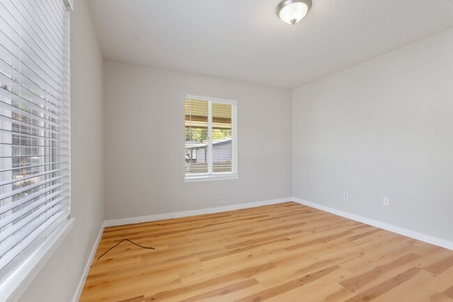 Building Photo - 3 BR Home near Springwater Trail and Powel...