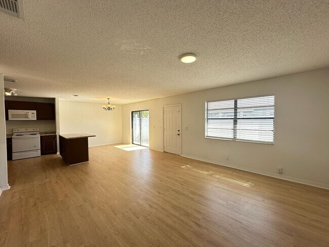 Building Photo - 556 Holly Dr