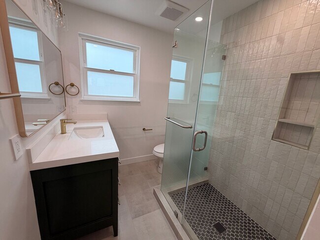 Building Photo - Spacious 4 Bedroom/2Bathroom Home in South San Francisco!