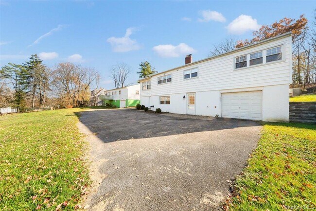 Building Photo - 22 Quaker Hill Rd