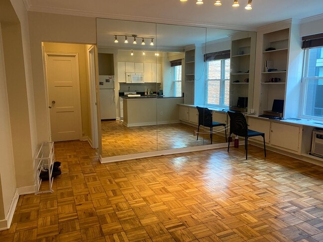 Building Photo - Charming 1 Bed 1 Bath Mid-Rise Condo In We...