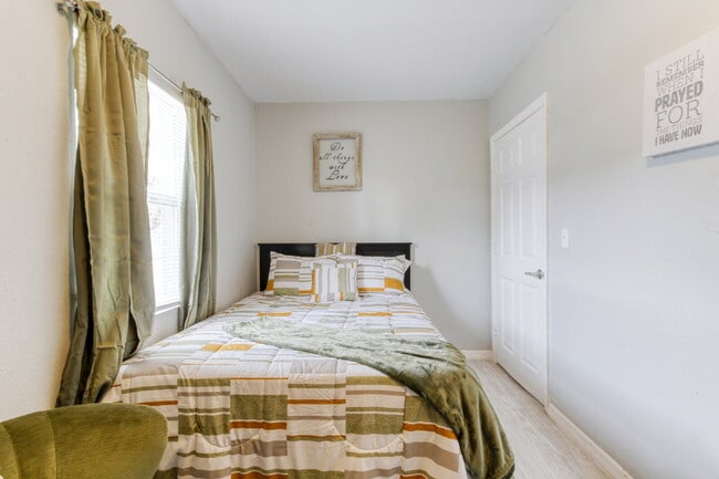 Building Photo - Beautifully Remodeled 3BR Duplex Near Parks, Schools & New Rec Center — Utilities Included. Secti...