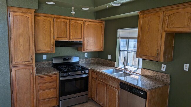 Building Photo - 321 Falcon Ct