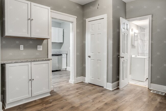 Building Photo - Charming 2 BR 2 BA House in Historic North...