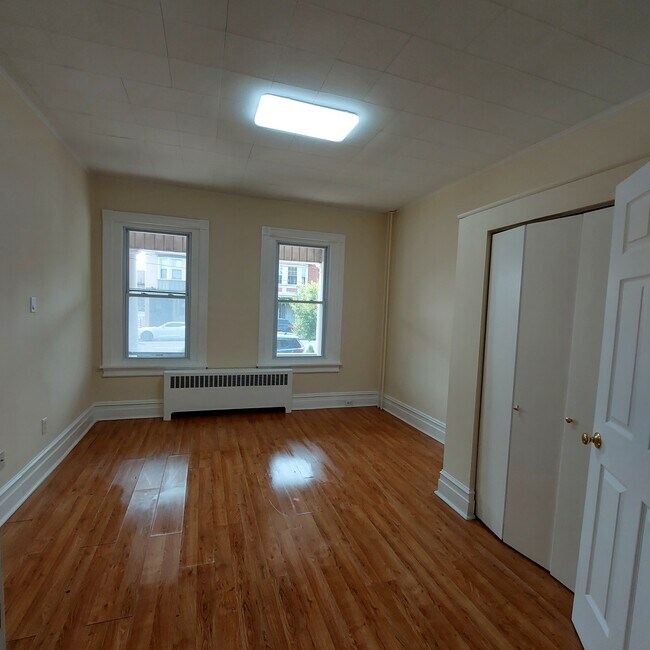 Building Photo - 716 Linden St