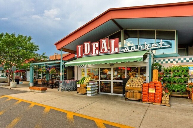 Building Photo - Two Story 2 Bed 1 Bath Condo In Central Boulder w/Brand New Kitchen.