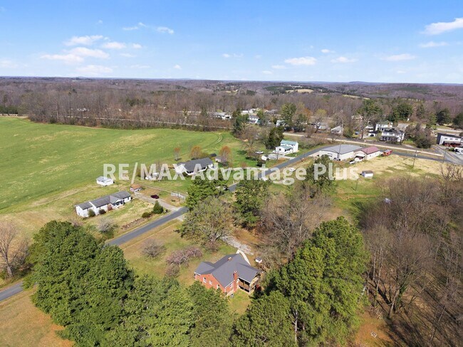 Building Photo - Beautiful brick home with full basement in Prospect