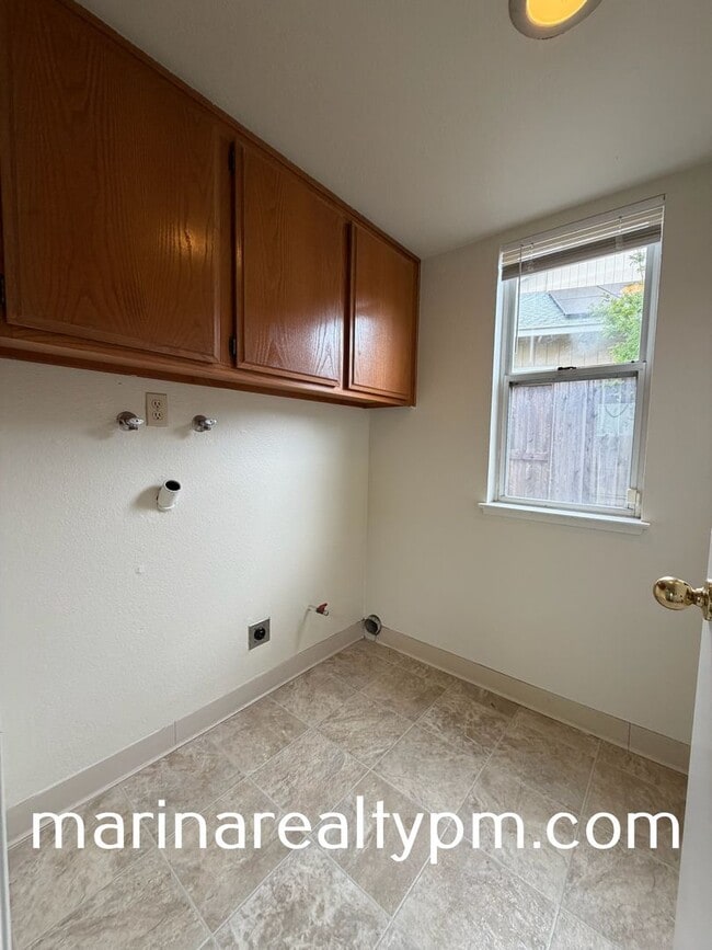 Building Photo - Glen Cove Beauty 3 bed 2.5  bath 2 Story home in established neighborhood