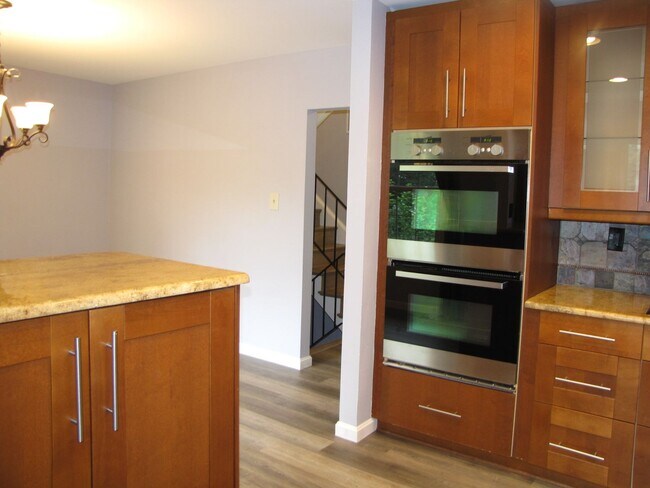 Building Photo - Beautifully updated brick end-unit townhou...