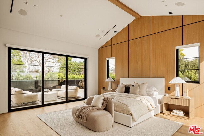 Building Photo - 11937 Addison St