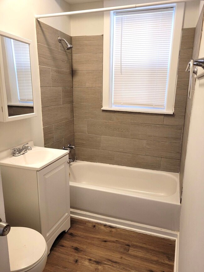 Building Photo - 1101 N Avers Ave