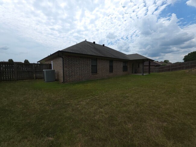 Building Photo - BEAUTIFUL and SPACIOUS 3-bedroom, 2-bathro...