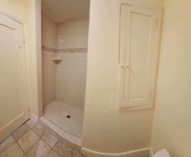 Building Photo - 7 Bedroom 3 bath home close to POLY!!!!