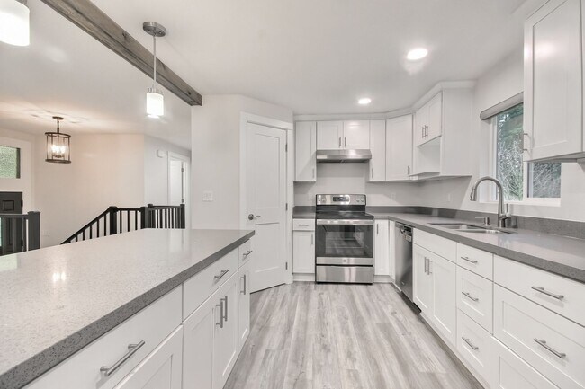 Building Photo - Beautifully renovated Home Briarwood!