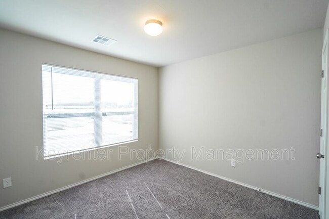 Building Photo - 1317 S Silver Dr