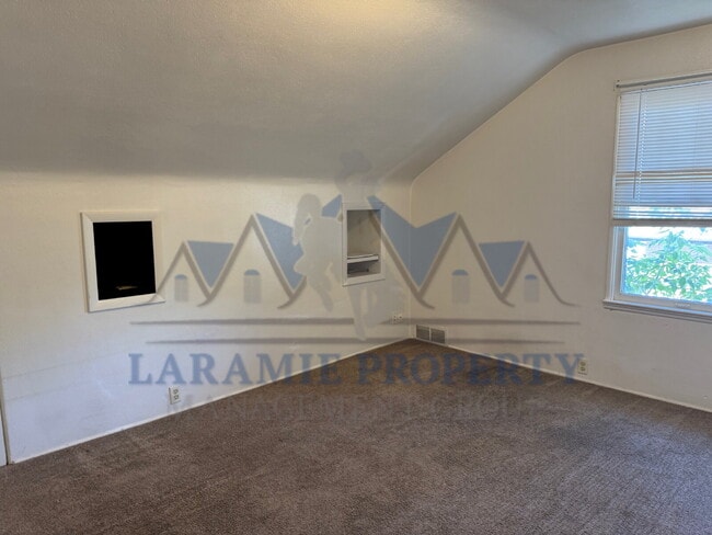 Building Photo - 2 Bed 1 Bath Near Campus