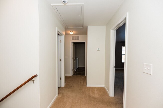 Building Photo - Beautifully 4-bedroom, 2.5-bathroom spacio...