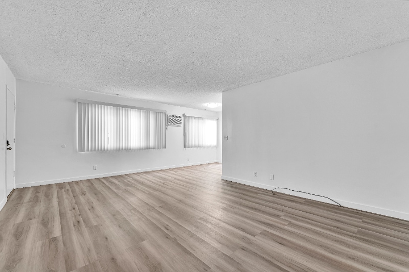 Building Photo - 1009 N Edinburgh Ave