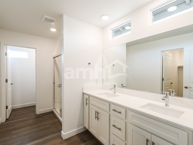 Building Photo - 6119 W Calle Lingo