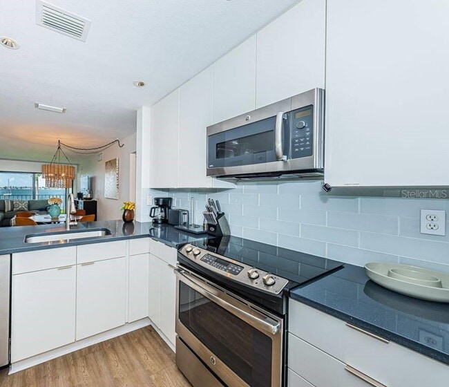 Building Photo - 6365 Bahia Del Mar Blvd S