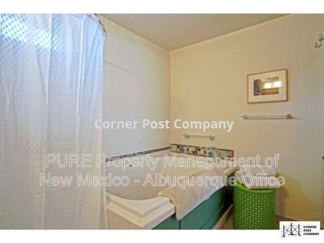 Building Photo - 404 Dartmouth Dr SE