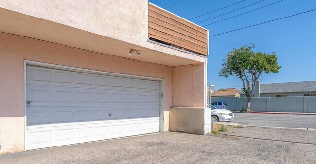Building Photo - 8665 Trask Ave